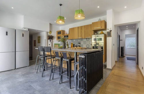 Zola - Pressense House | 9 bedroom house with garden 10min from the heart of Lyon