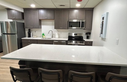 Sandusky Condo | 9 Beds-Sleeps 12-Gatekeeper Suite