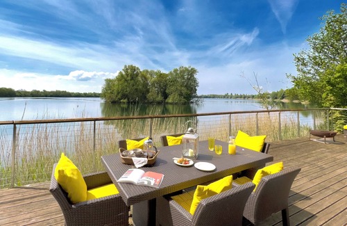 Lechlade House | 9 Huntsman's Causeway, Lakes by Yoo