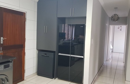 Boksburg House | 9 km from OR Tambo, 2 Bedrooms, Aircon, WIFI, DSTV (sleeps 4)