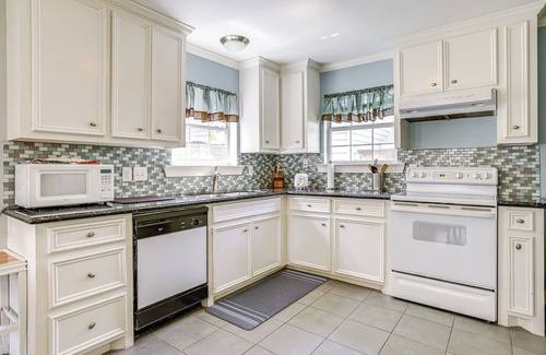 Shady Acres Cottage | 9 Mi to Downtown Houston: Cozy Cottage w/Patio!