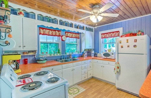 Rutherfordton House | 9 Mi to Lake Lure: Cottage w/Deck & Fire Pits!