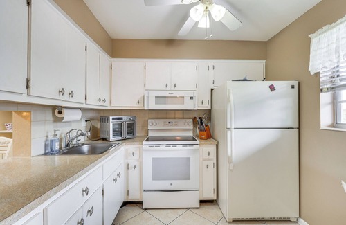 Lauderdale Lakes Condo | 9 Mi to Pompano Beach: Condo w/Resort Perks!