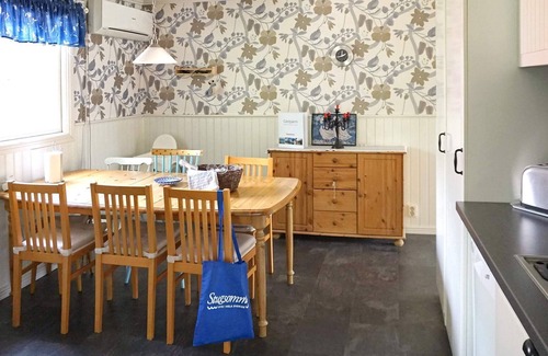 Hallstavik House | 9 person holiday home in HALLSTAVIK