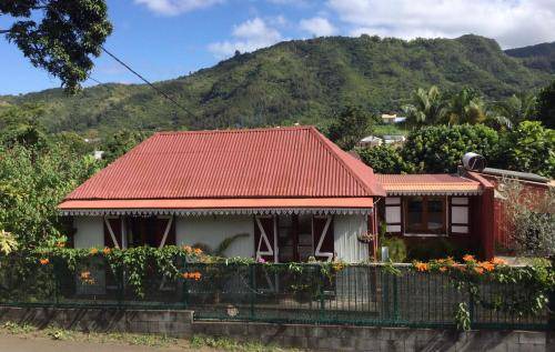 Entre-Deux House | 90 m² House ∙ 3 bedrooms ∙ 6 guests