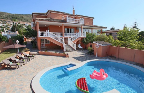 Alhaurin de la Torre Villa | 900 m² Villa ∙ 8 bedrooms ∙ 16 guests