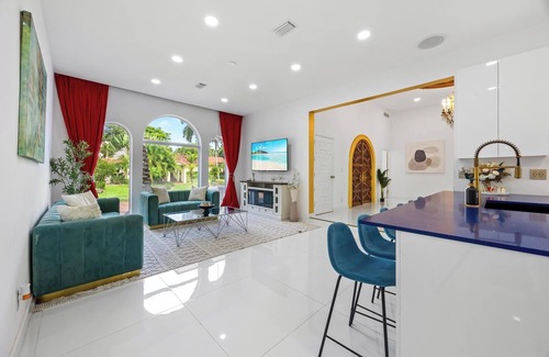 Tamarac Villa | 9000ft Mega Retreat, Jacuzzi Basketball & tennis court +Lake 11 BR 7.5 Bathroomn