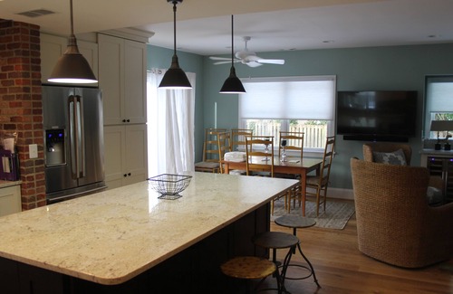 Murray Hill House | 93 Five Star Reviews & located in a quiet neighborhood in the City of Annapolis!