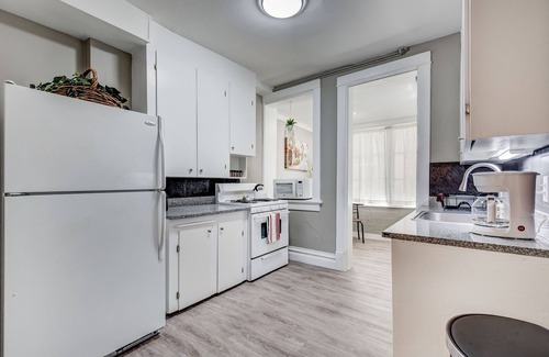 Capitol Hill Apartment | 94 walk score - Capitol Hill Denver - New King Bed - 450Mbps Wifi