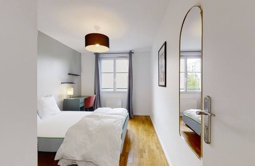 8th Arrondissement Resort | 96 m² Private room ∙ 1 bedroom ∙ 2 guests
