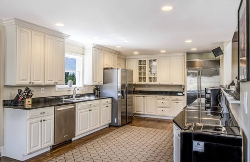 Sag Harbor House | 9BR Sag Harbor PRIVATE w/Pool-Tennis- B-ball- HotTub