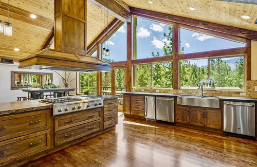 Round Hill Village House | 9BR Tahoe Villa, Hot Tub-Sauna-Gym-Game Room LX33