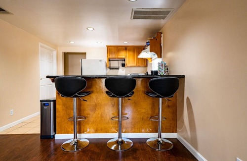 North Oak Park House | A+ 2BR Vict Walk to UC Davis & Shriners Med Center
