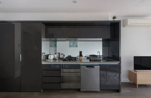 Parkville Apartment | A 3BR Apt Next to Melbourne Zoo, FREE Parking