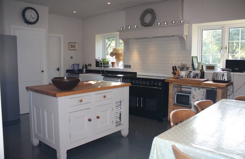 East Ashling House | A 5 bedroom converted barn with hot tub - between the sea and the Downs