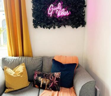 Sunderland Apartment | A&A Luxury Stay Rosedale St - Chic, Modern, City Centre, Neon Decor