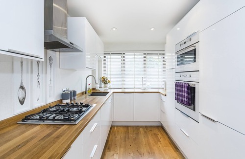 Island Gardens House | A Beautiful Luxurious 4Bedrooms 2 Bathrooms and a Guest Toilet