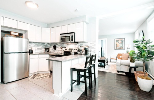 Mill River Apartment | A brick's throw away to Sally's Apizza!