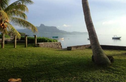 Mahebourg House | A bungalow right on the water