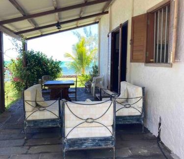 Mahebourg House | A bungalow right on the water
