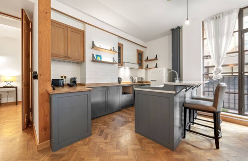 Fitzrovia Apartment | βοΈ A/C | π SuperKing | π FlexPolicy | β° EarlyDrop | π Balcony | π§Ό W/D