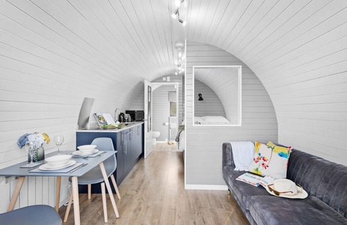 Wells Cabin | A chalet that sleeps 2 guests in 1 bedroom