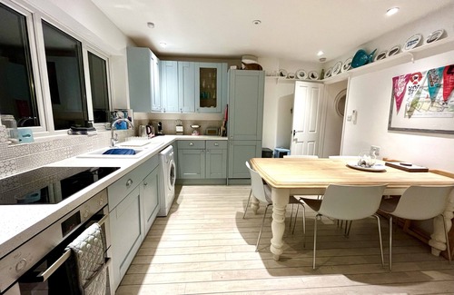 West Mersea Cottage | A cosy cottage by the sea with sea food and dog walks on the doorstep.