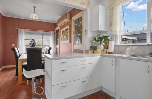 Te Awamutu House | A cozy art deco farmhouse within walking distances to all amenities in town.