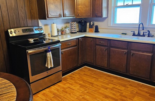 Moberly House | A cozy home to be & pets OK. It's close to eateries, shops and Hwy's 24 and 63.