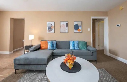 Clifton Heights Apartment | A cozy & modern escape in Cincy