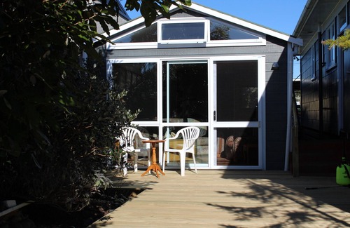 Ngongotaha Apartment | A cozy studio with a beautiful tranquil lakeside location on Lake Rotorua