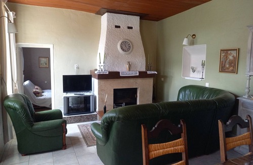 Estampes House | à Dassabet, a gite with garden, patio and swimming pool in rural setting