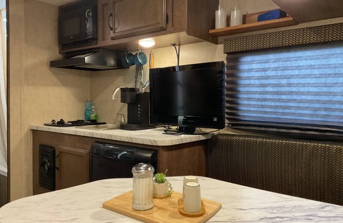 Lancaster RV Rental | A full glamping experience that lets you escape & enjoy the serenity of nature.