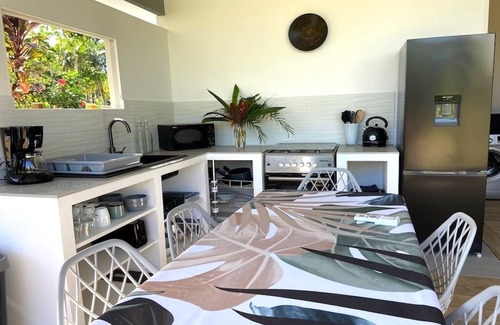 Tiahura House | A fully equipped modern bungalow in Moorea with a shared pool close to the sea