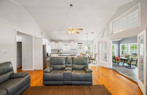 Morris Chapel House | A Gem on the Beautiful Tennessee River: Perfect for gatherings and Retreats
