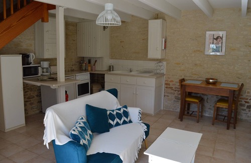 Saint-Pierre-d'Amilly House | A gite for 2 people in an estate of 6 gites