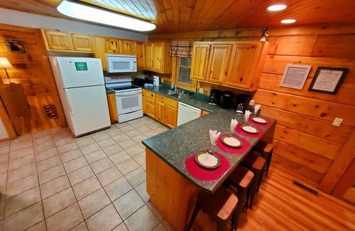Pigeon Forge Cabin | A+GREAT LOCATION! Lrg Families&Grps/Home Theater HotTub Arcade Foosball,