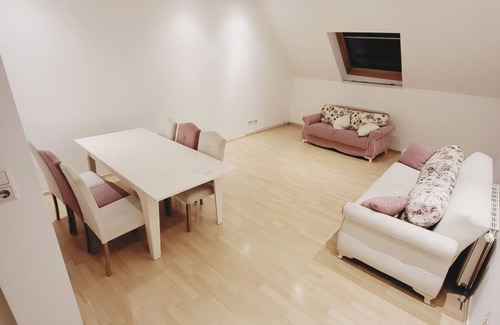 Stockerau Apartment | A Greek kingdom with fine food