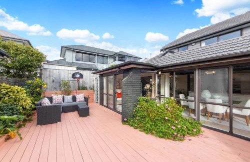 Bucklands Beach Villa | A Home Away from Home - Bucklands Beach Luxury 3-Bedroom Garden Villa