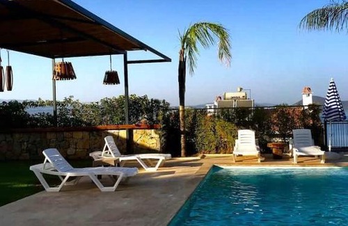 Phitsanulok Apartment | A house with a swimming pool and a garden. Free barbecue place