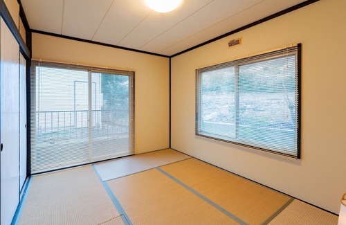 Yugawara House | A house with a spacious garden and a wooden deck / Ashigarashimo-gun Kanagawa