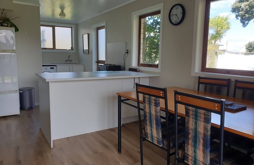 Bowentown Apartment | A large downstairs flat. 2 mins to estuary and 5 mins to ocean beach.