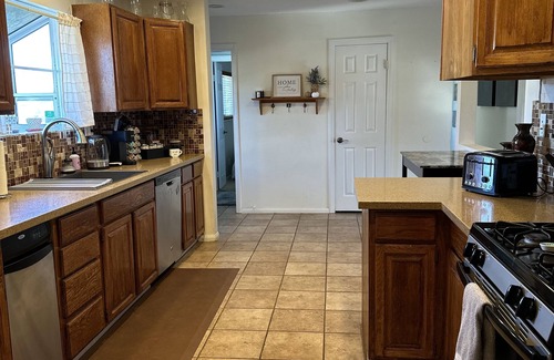 Simi Valley House | A little Coast, Mountain & Country! Safe, clean & convenient.