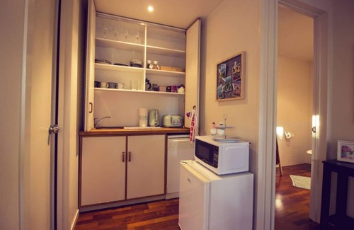 Parnell Apartment | A Little Piece of Paradise ~ private suite in secluded garden setting, WIFI etc.