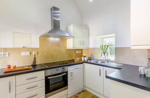 Leadenham Cottage | A lovely cottage ideal for a relaxing break, with park walks, a nearby gastro-pub and tearooms.