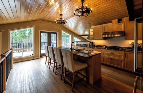 Central Kootenay House | A lovely lake town luxury hot tub, creekside oasis/w hiking & outdoor activities