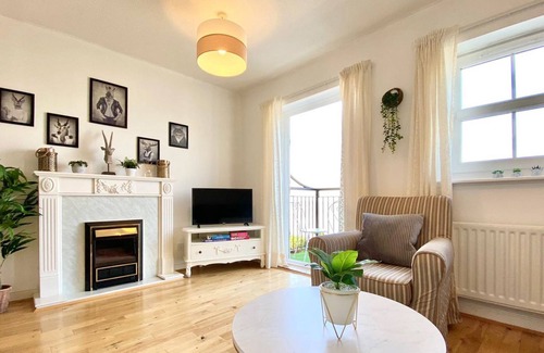 Greenhithe Cottage | A lovely spacious townhouse with balcony and spectacular views of the River Thames.