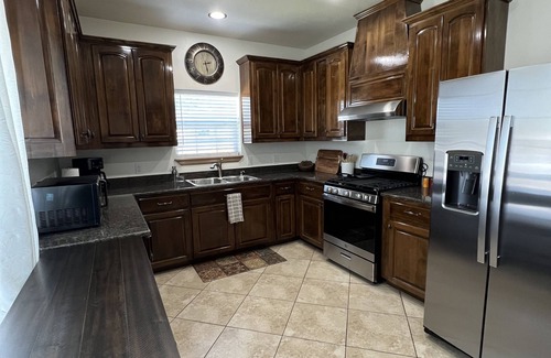 Harlandale House | A luxury, 3-bedroom home mins away from the San Jose Missions