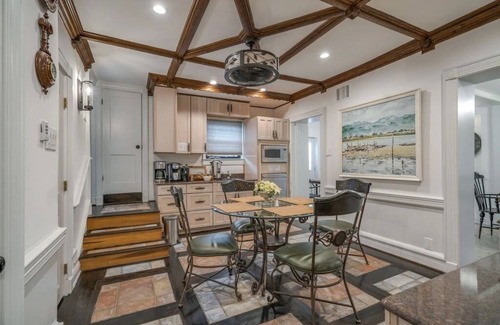 South Central Houston Villa | A luxury guest house with heated swimming pool