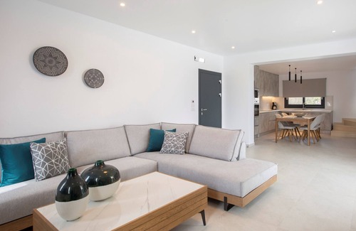 Nidri Villa | A LUXURY VILLAS - private villa infinity pool, garden, BBQ walk to NIDRI & beach